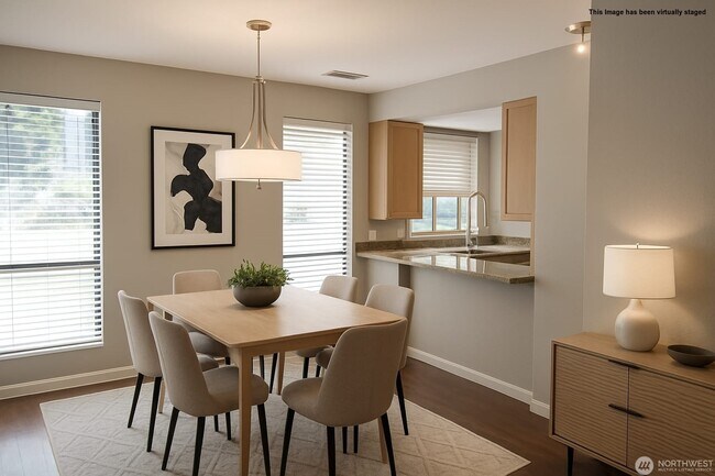 Comedor decorado virtualmente - 10819 NE 37th Pl
