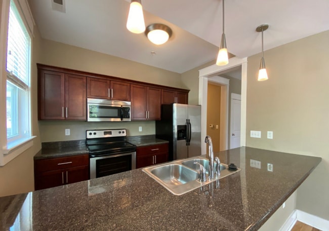 Building Photo - 425 E Hillside Dr