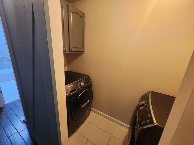 Foto del edificio - 721 Symphony Woods Dr