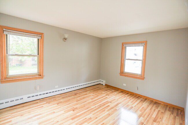 Building Photo - 2121 W Farragut Ave