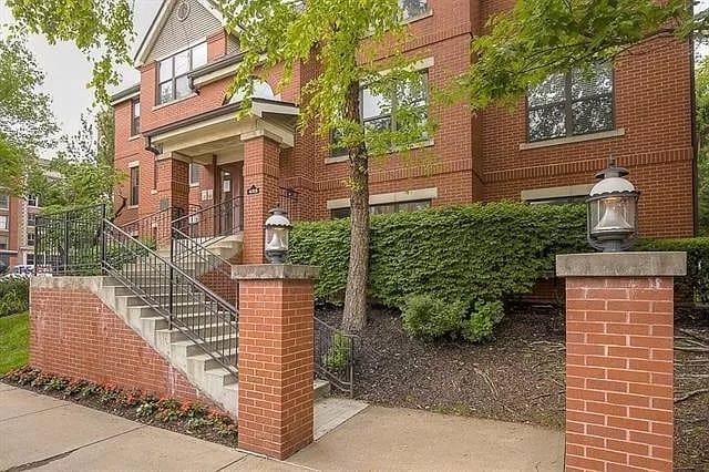 Exterior front entrance - 425 W 9th St