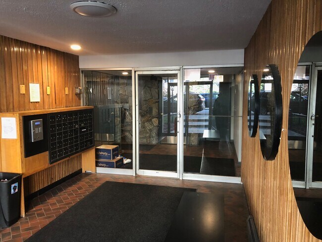 Foto del edificio - 3160 N Cambridge Ave