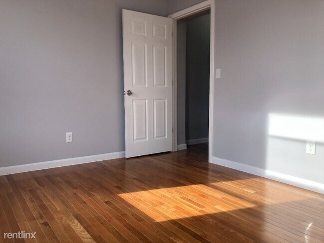 Building Photo - 579 Bramhall Ave
