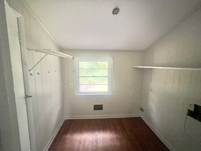 Building Photo - RENT SPECIAL! 3-4 BR Home! Large Brick hom...