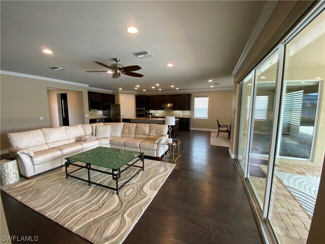 Building Photo - 6144 Victory Dr