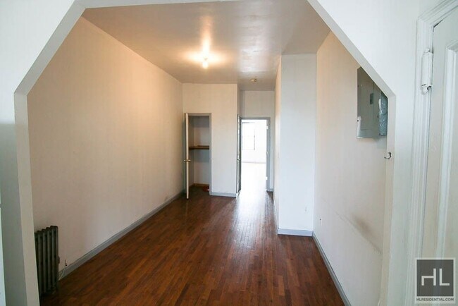 Foto del edificio - 245 Montrose Ave