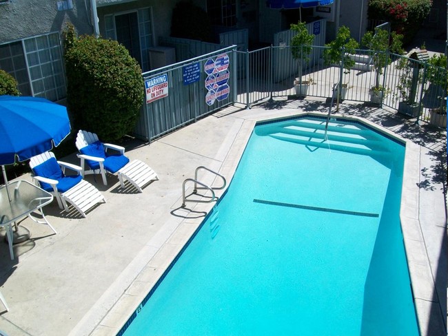 Pool - Kingsbury Villas Apartments