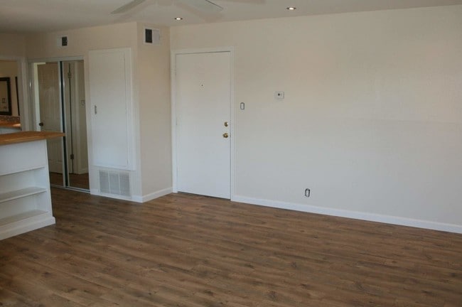 Building Photo - 400 N Acacia Ave