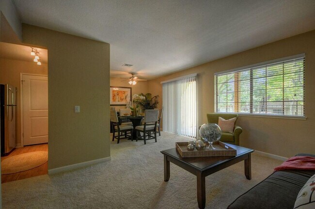 Foto del edificio - 401 Canyon Woods Pl