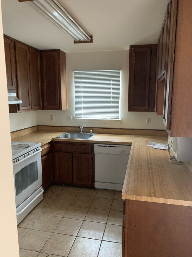 Building Photo - 10708 Castleton Way