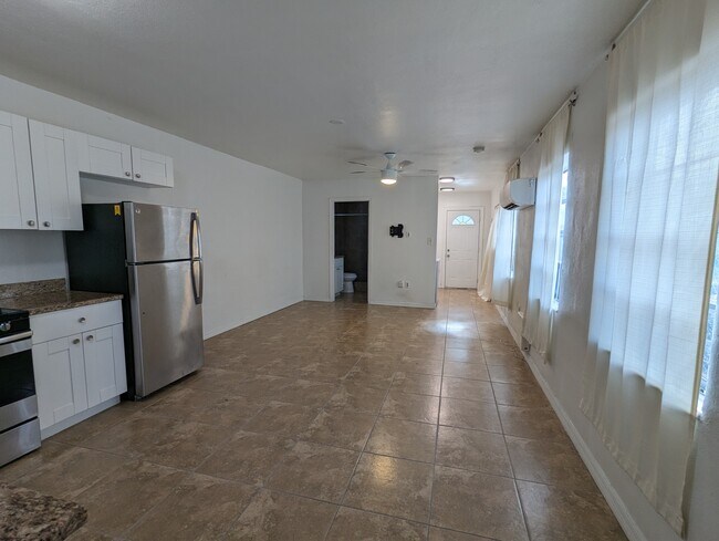 Building Photo - 411 S Albany Ave