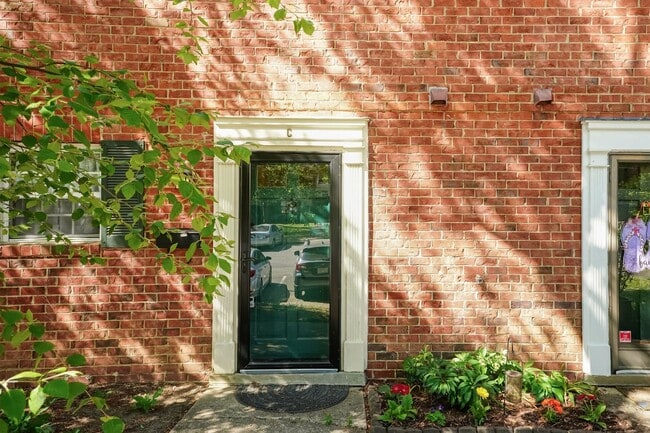 Foto del edificio - Fully Renovated 2BR Townhome-Style Condo – Available Now!