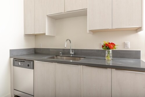 Foto del edificio - 1330 N Martel Ave