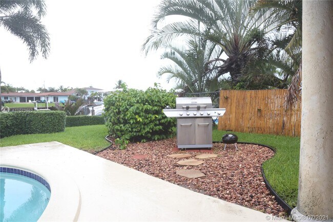 Building Photo - 1221 SE 9th Ave