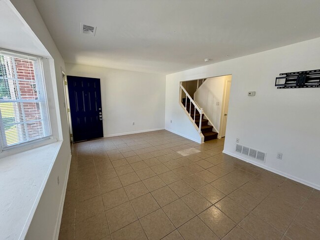 Building Photo - 68 Village Dr