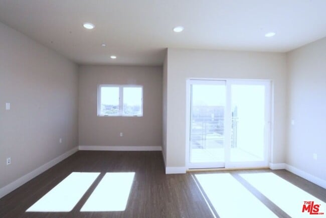 Building Photo - 837 S Harvard Blvd