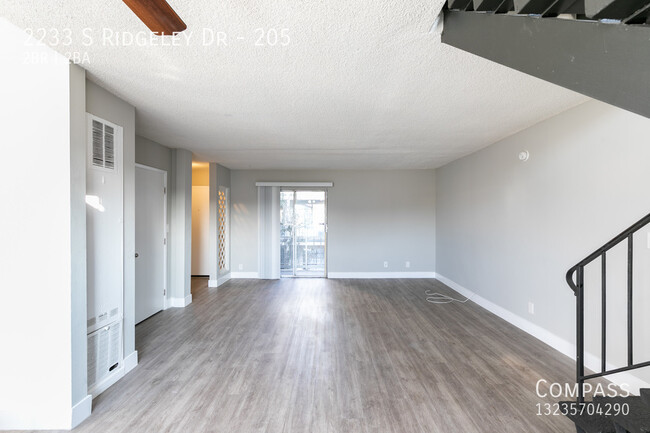 Building Photo - Updated Mid-Century 2-Bed, 1.5-Bath Townho...