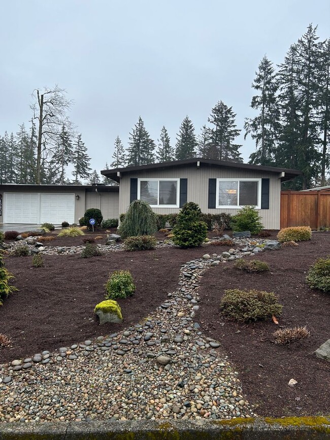 Building Photo - Mid-Century Bellevue Rambler 4 Bedroom 2 B...