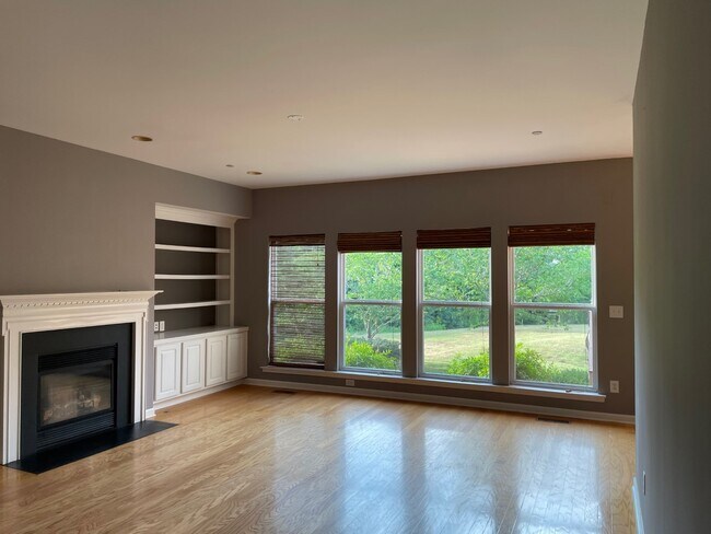 Foto del edificio - 4524 Sawmill Pl