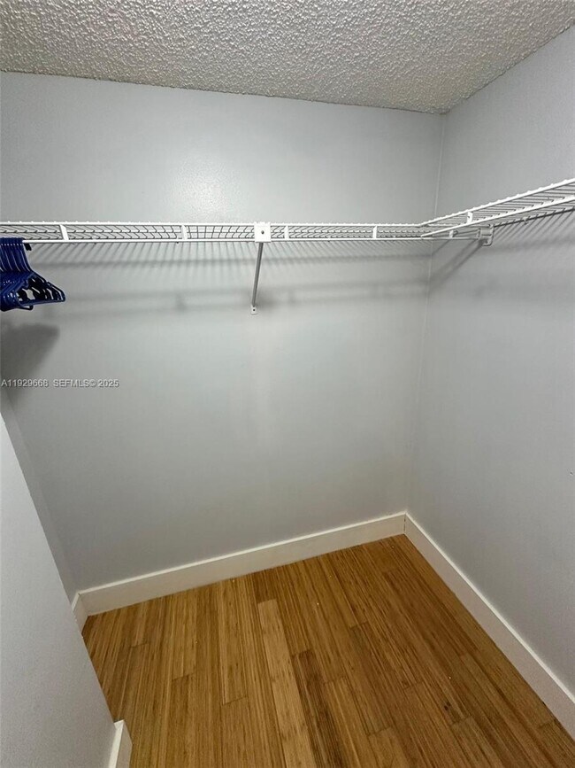 Foto del edificio - 8040 Hampton Blvd