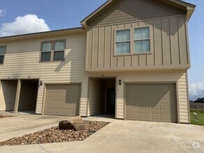 Building Photo - 5670 Shadowbend Cir N
