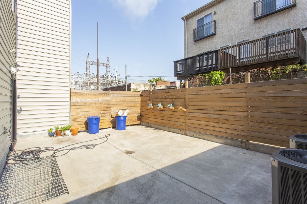 Primary Photo - 2541 Montrose St