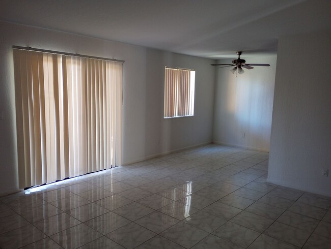 Foto del edificio - 2 bed 1 bath condo with 900 sf.