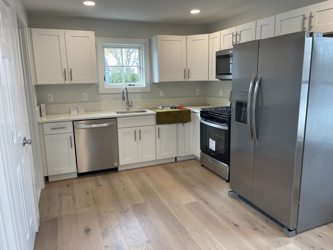 Newly Renovated Kitchen with all new appliances. - 902 13th Ave