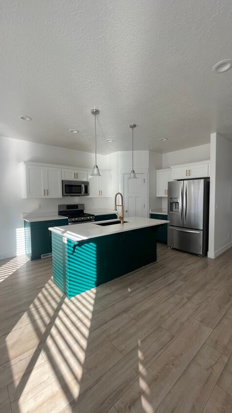 Foto principal - 5 Bedroom/3 Bathroom Townhome in Lehi