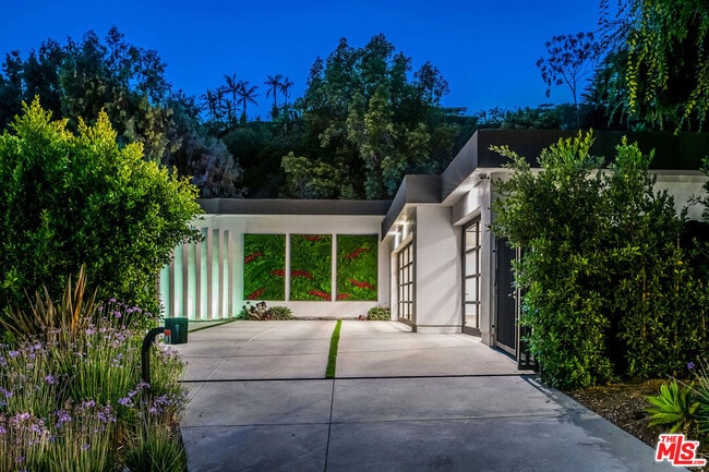 Building Photo - 1049 Loma Vista Dr