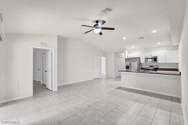 Foto del edificio - 3910-3912 Southwest 15th Pl-