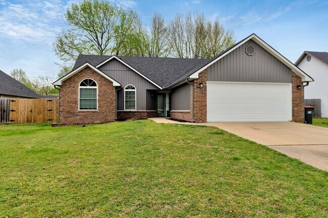 3 Bed 2 Bath home Just Mins Away from Lake Fayetteville and I-49 - 3 Bed 2 Bath home Just Mins Away from Lake Fayetteville and I-49