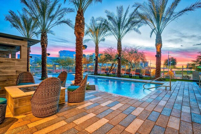 Building Photo - 555 N College Ave