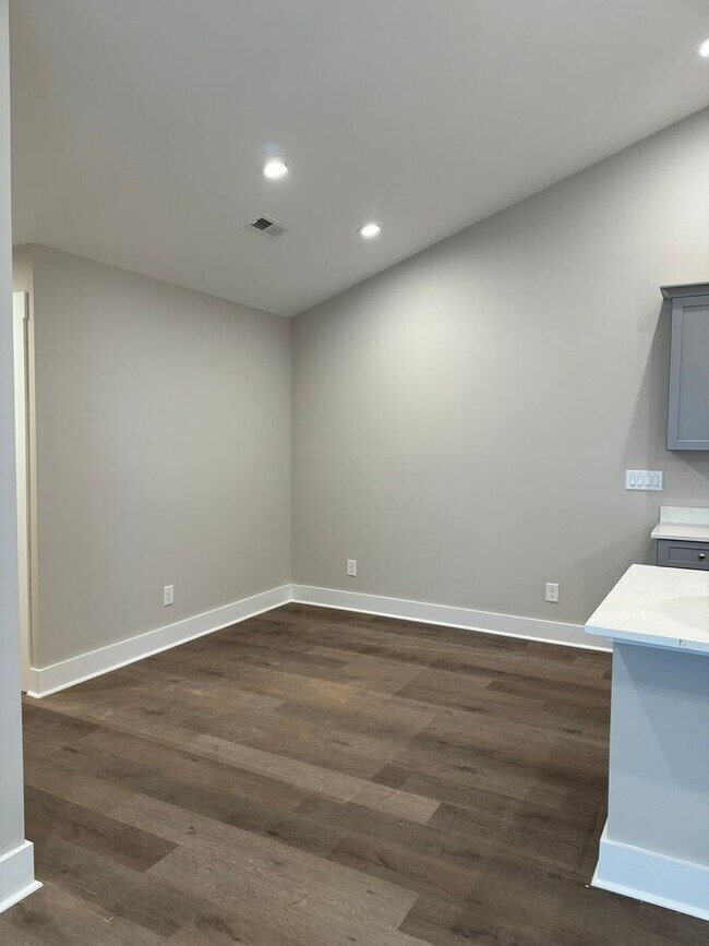 Foto del edificio - 145 Brawley Ave