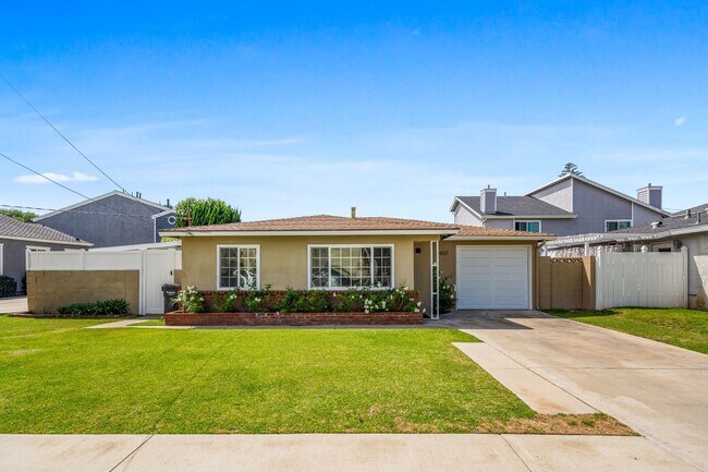 Building Photo - Bungalow In Huntington Beach