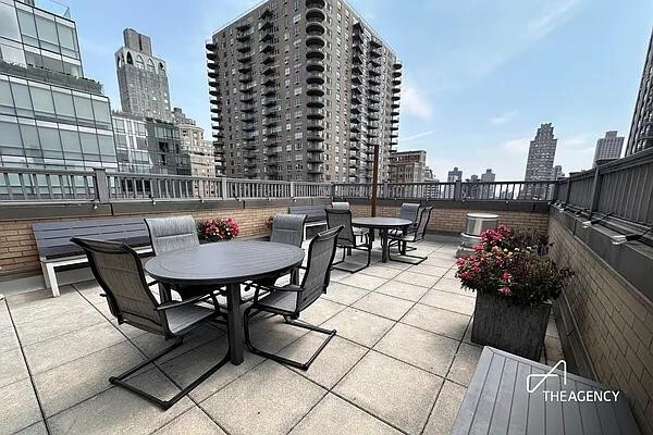 Building Photo - 150 E 85th St
