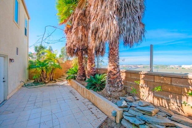 Patio interior - 13210 Petunia Avenue
