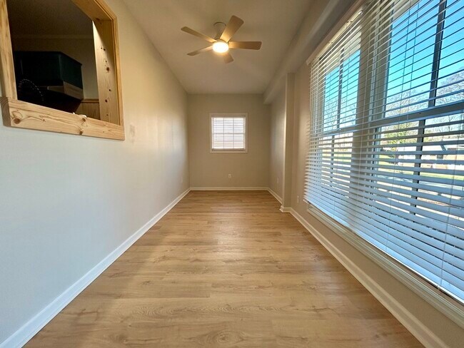 Foto del edificio - 900 Stanfield Dr