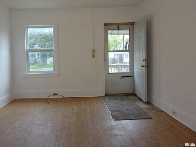 Building Photo - 2 Bedroom Duplex in Moline