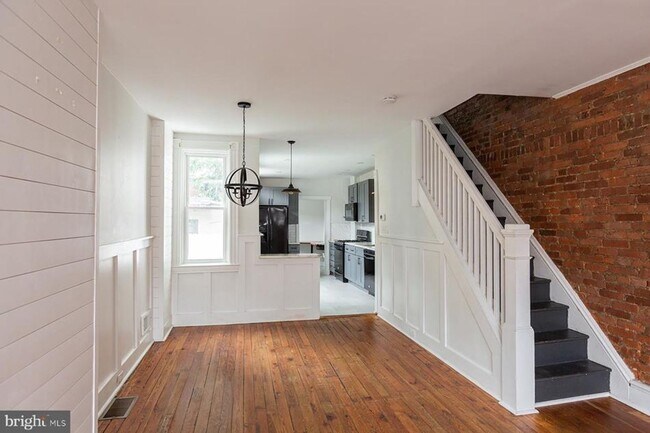Building Photo - Charming 2 Bedroom Home with Modern Amenit...