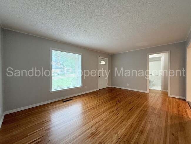 Building Photo - For Lease | Tulsa | $1275 Rent | Available now!