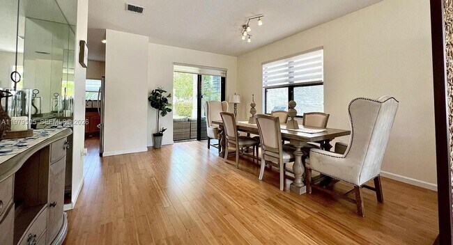 Foto del edificio - 965 NE 193rd Terrace
