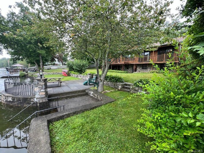 Foto del edificio - 51 Lakeside Rd