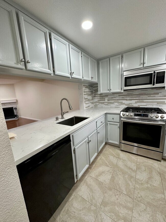 Foto del edificio - Spacious 3 Bed 2.5 Bath in Newark!