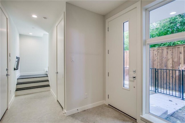 Building Photo - 4620 Munger Ave