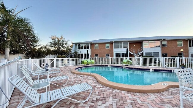 Foto del edificio - 22333 Edgewater Dr