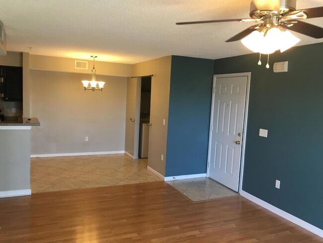 Building Photo - 2 Bedroom Condo in Indian Lake!