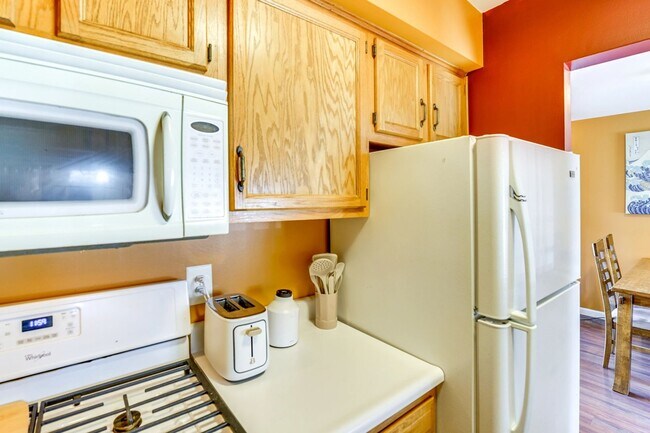 Foto del edificio - Charming 2BR Townhome in Sterling Heights