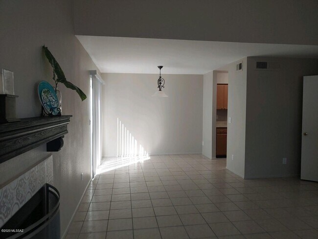 Building Photo - 881 E Peppergrass Ln