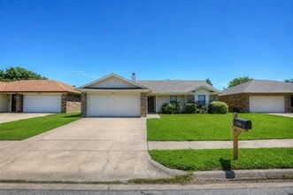 Building Photo - 7724 Pebblebrook Dr